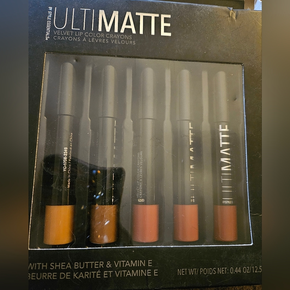 ULTIMATTE Velvet Lip Color Crayons Set